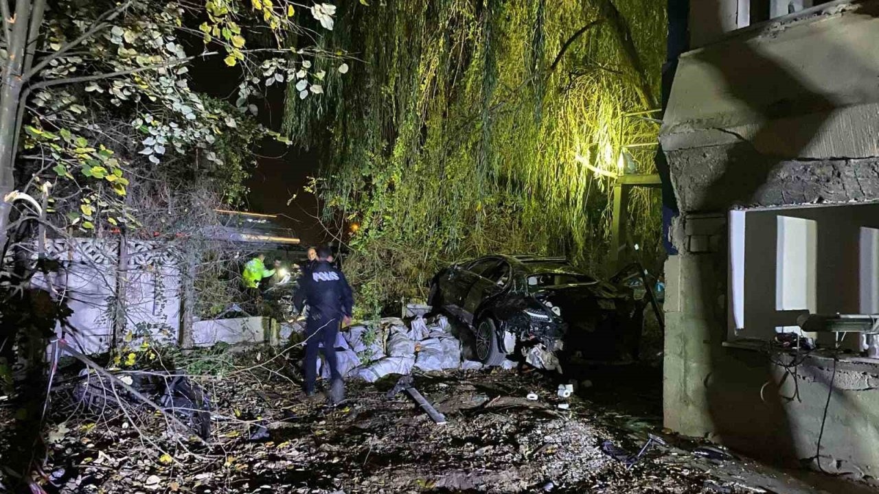 Sakarya’da Feci Kaza: Bariyerleri Aşan Otomobiller Bahçeye Uçtu, 1 Ölü, 4 Yaralı