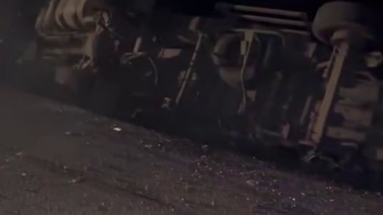 Sakarya’da Kontrolden Çıkan Kamyon Elektrik Direğini Yıkıp Devrildi: Mahalle Elektriksiz Kaldı