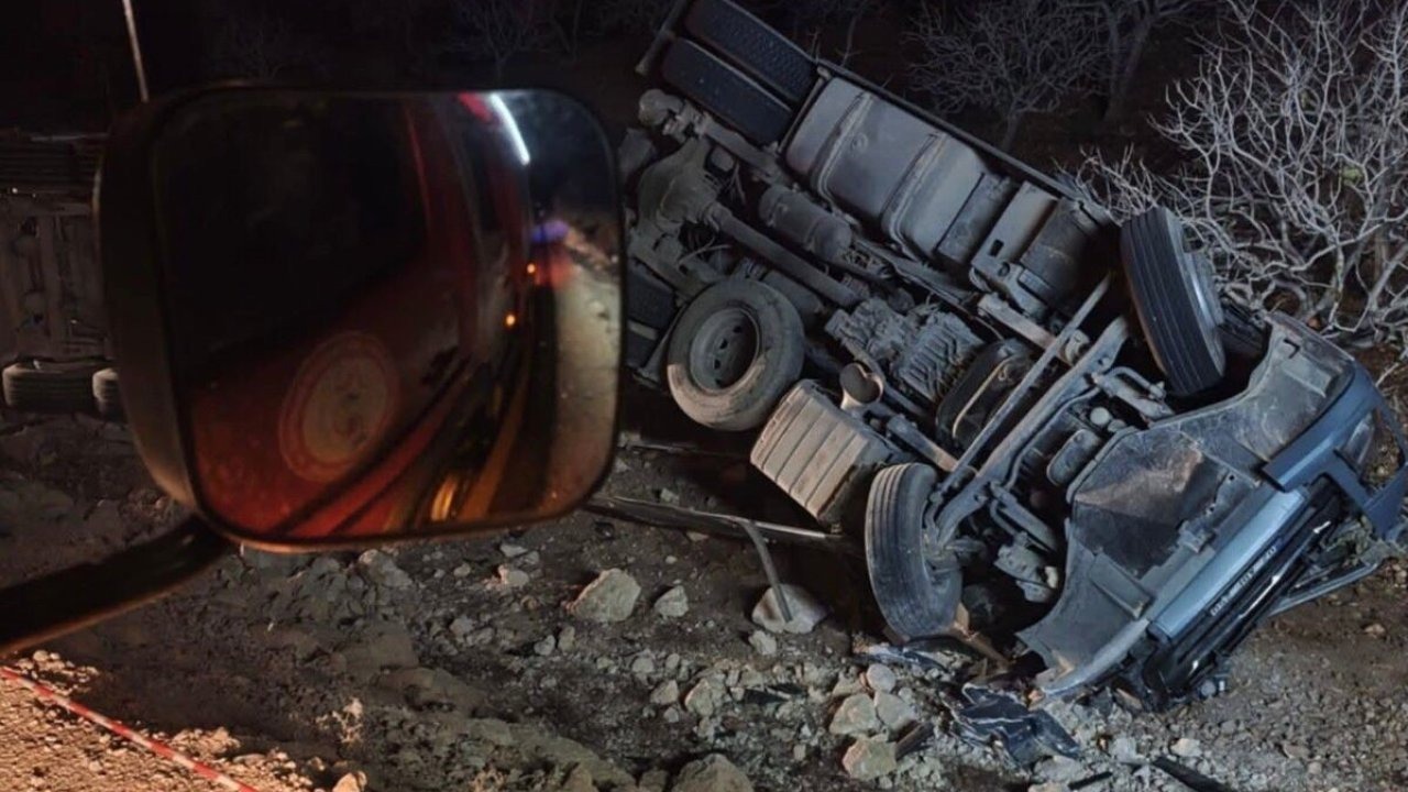 Şanlıurfa Bozova’da Korkunç Kaza: Gübre Yüklü Tır Devrildi, Sürücü Hayatını Kaybetti