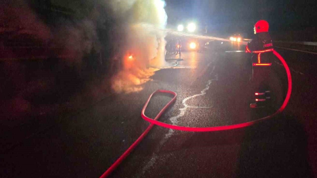 Şanlıurfa&#039;da Salça Yüklü Tırın Dorsesinde Yangın