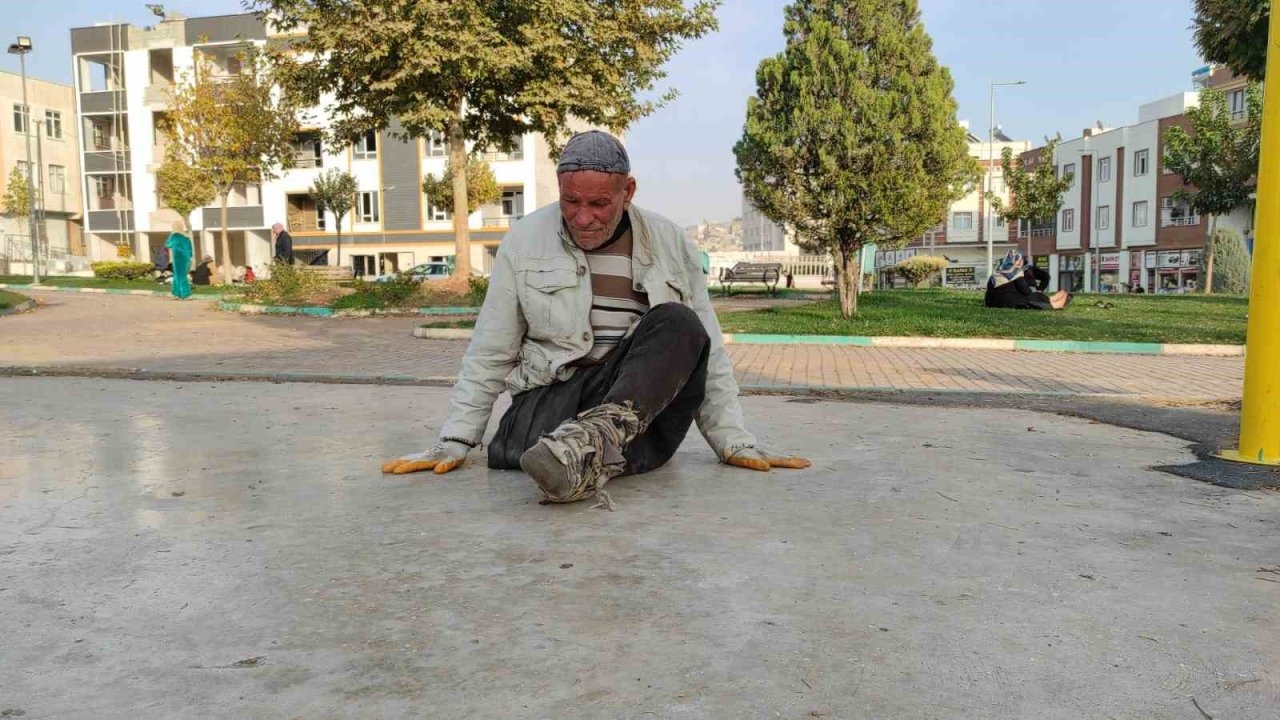 Şanlıurfa&#039;da Yürek Burkan Yaşam Mücadelesi: Engelli Vatandaş Parka Sürünerek Gidiyor