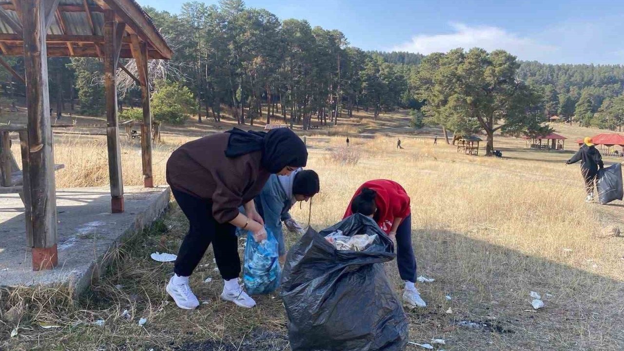 Sarıkamış&#039;ta Üniversite Öğrencilerinden Çevre Seferberliği: Sarıçam Ormanları Temizlendi