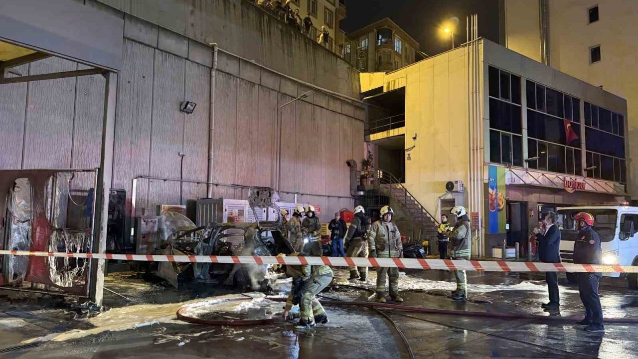 Şarj Halindeki Elektrikli Araç Alev Alıp Patladı: Büyük Panik Yaşandı