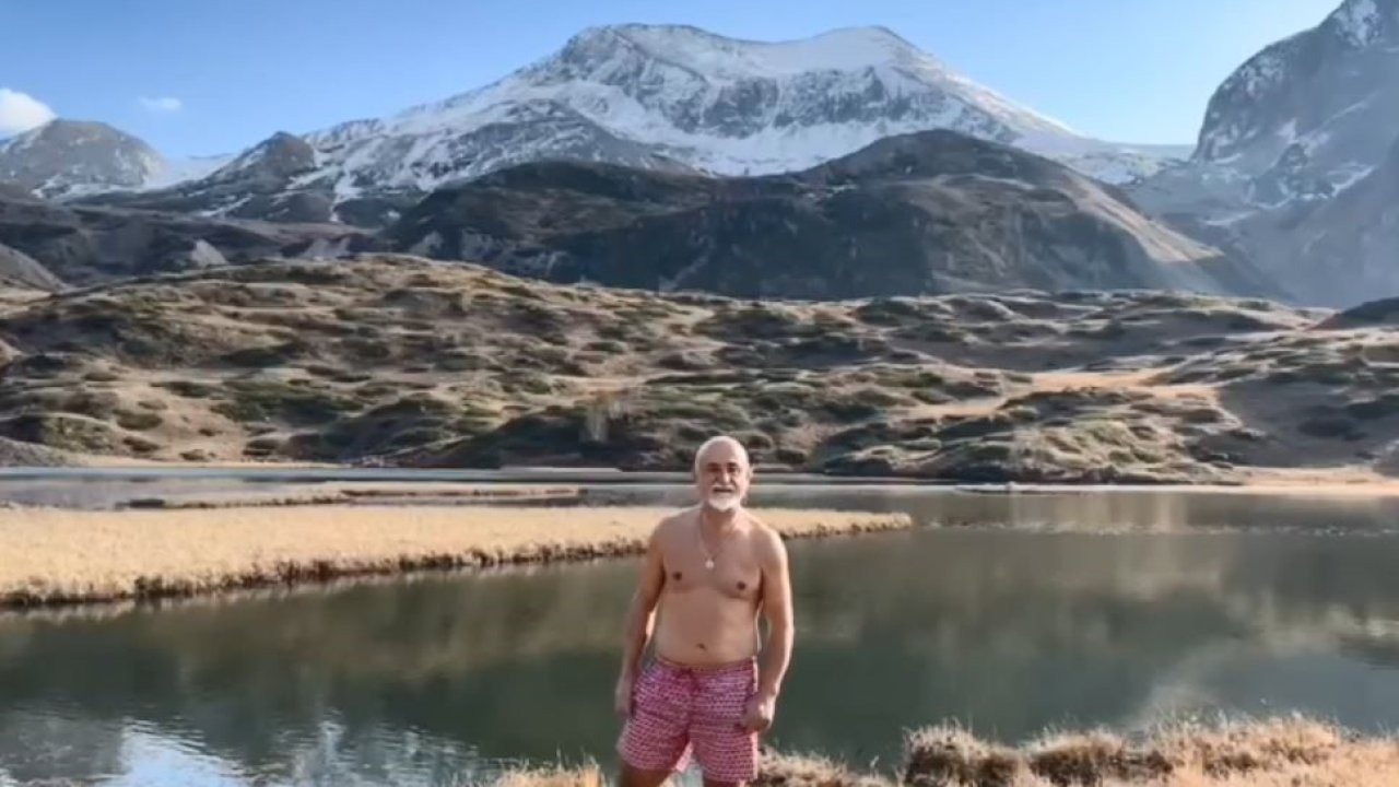 Şavşat’ta Dağcıdan Soğuk Havaya Meydan Okuma: Eksi 2 Derecede Yüzen Adalar Gölü’nde Yüzdü