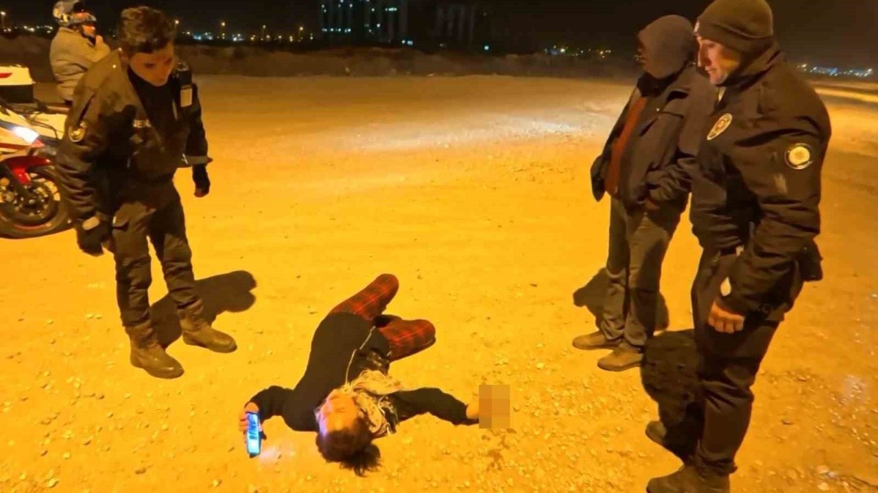 Sokakta Yatan Alkollü Kadın, Kendisine Yardım Etmek İsteyen Bekçilere Sitem Yağdırdı