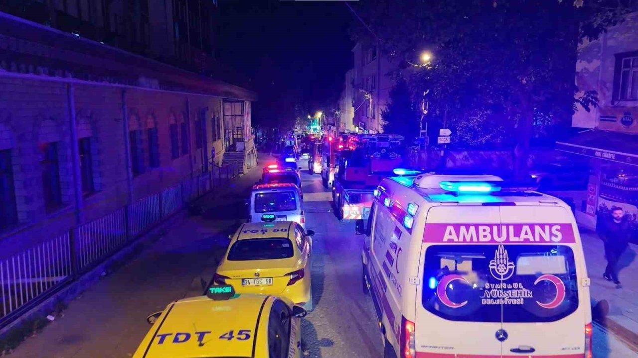 Sultanbeyli'de Ahşap Binada Yangın: Bir Kişi Baygınlık Geçirdi