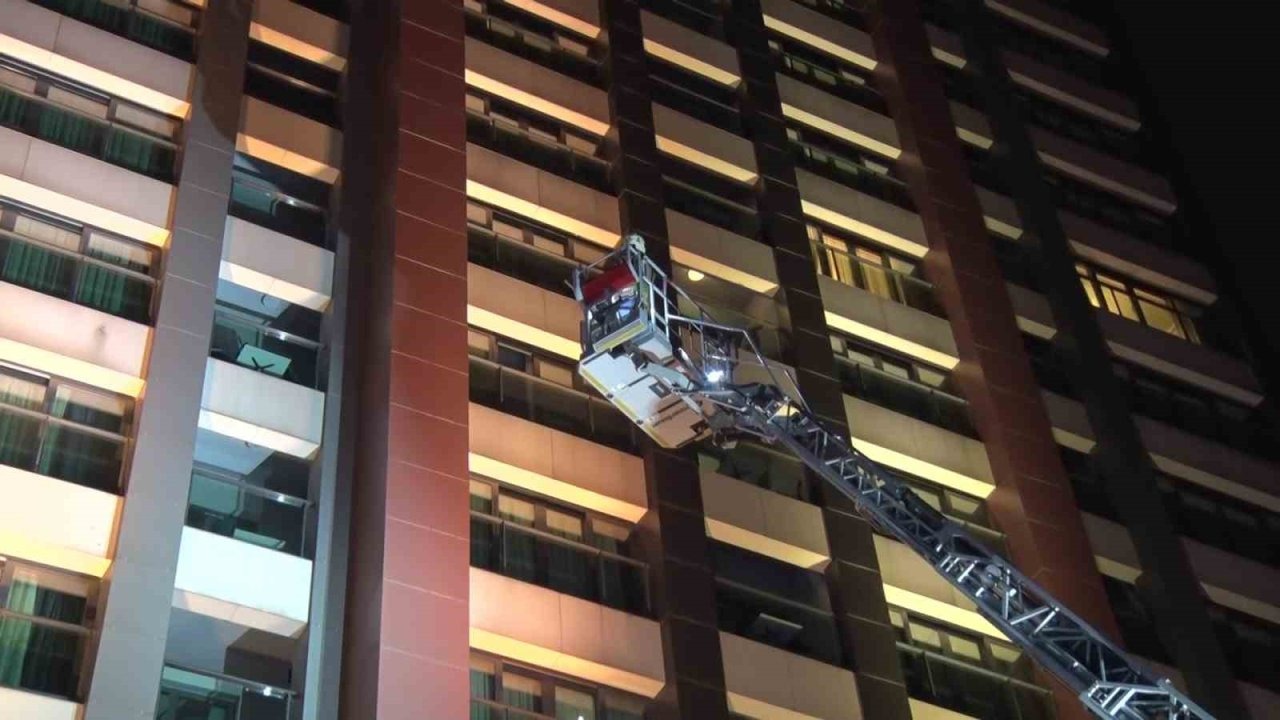 Sultangazi’de 27 Katlı Otelde Yangın Paniği: Yerli ve Yabancı Turistler Tahliye Edildi