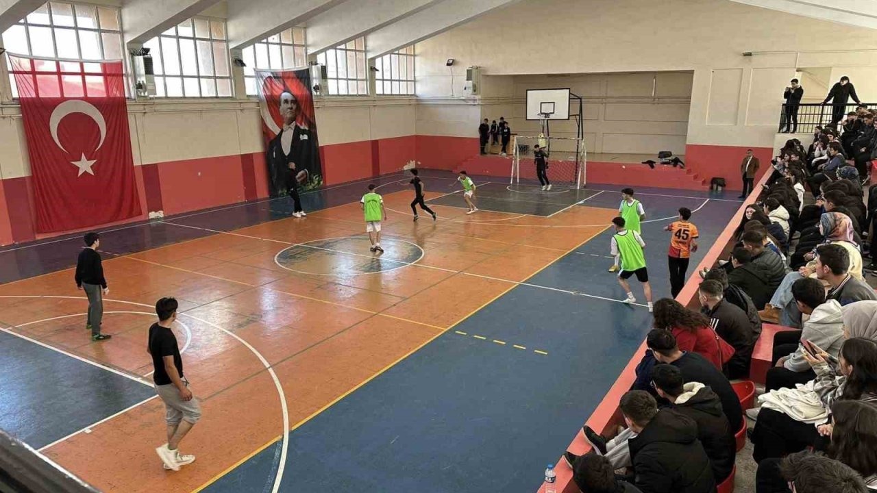 Susuz’da Okullararası Futsal Heyecanı Dorukta: Renkli Görüntüler Ortaya Çıktı