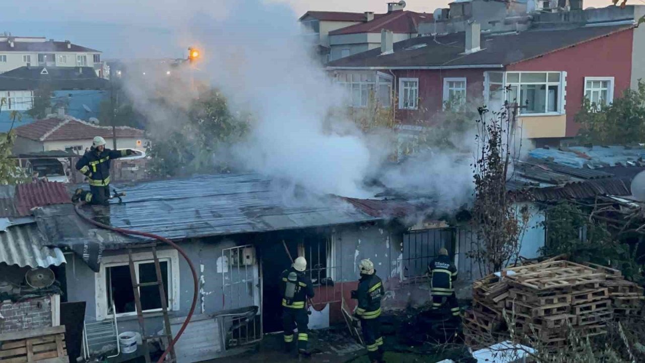 Tekirdağ Ergene'de Gecekonduda Büyük Yangın: Ev Kullanılamaz Hale Geldi