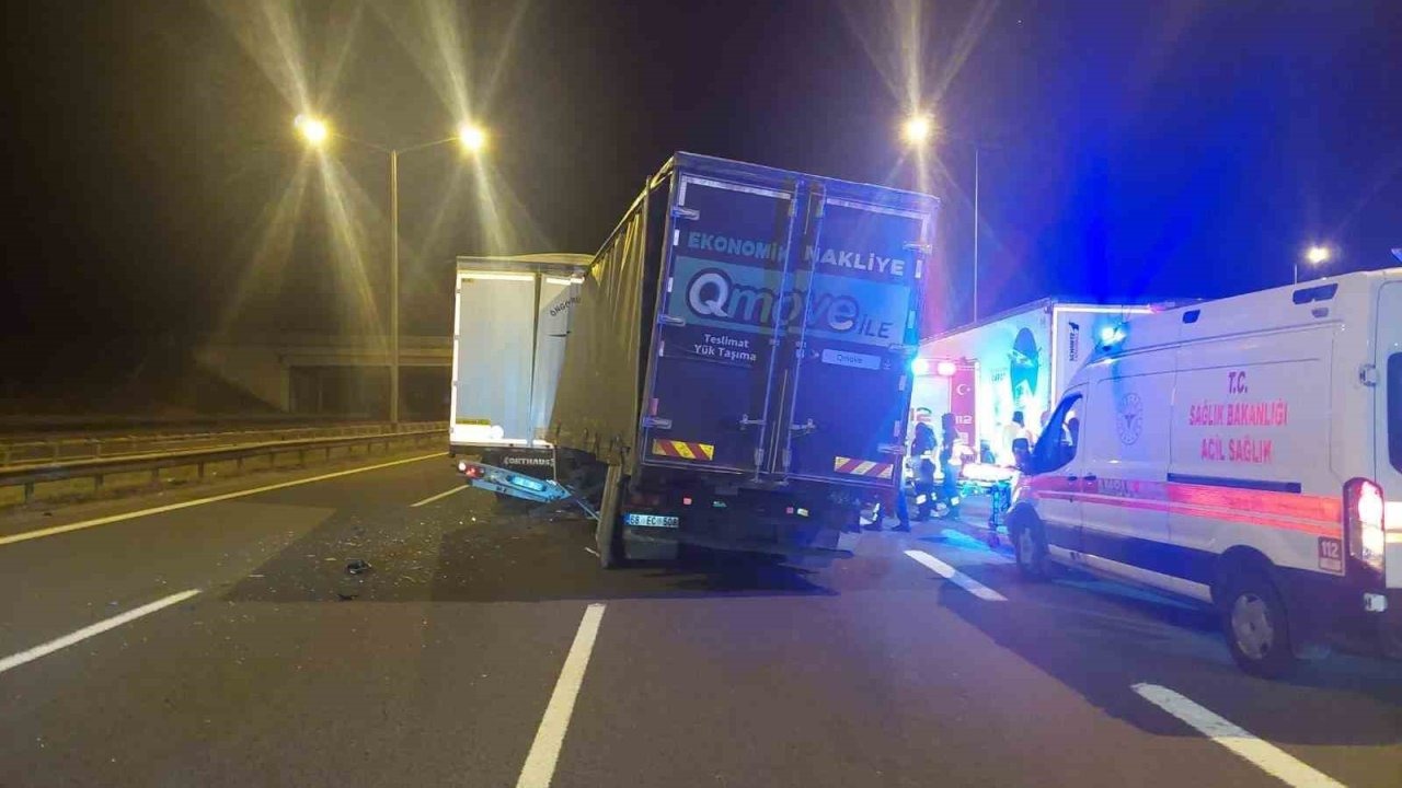 tragic ️ Bolu TEM Otoyolu&#039;nda Kaza: Arızalı Tıra Çarpan Kamyon Sürücüsü Hayatını Kaybetti