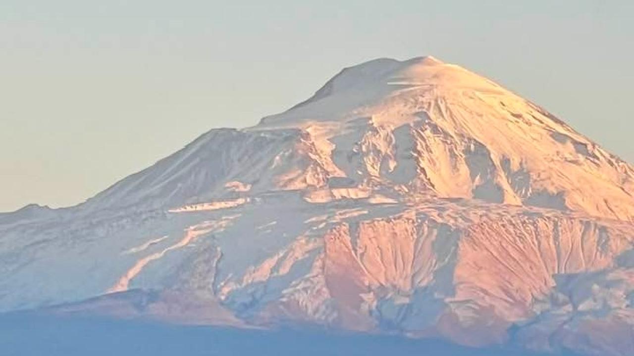 Türkiye’nin Çatısı Ağrı Dağı, Kış Öncesi Iğdır’dan Büyüleyici Görünüyor