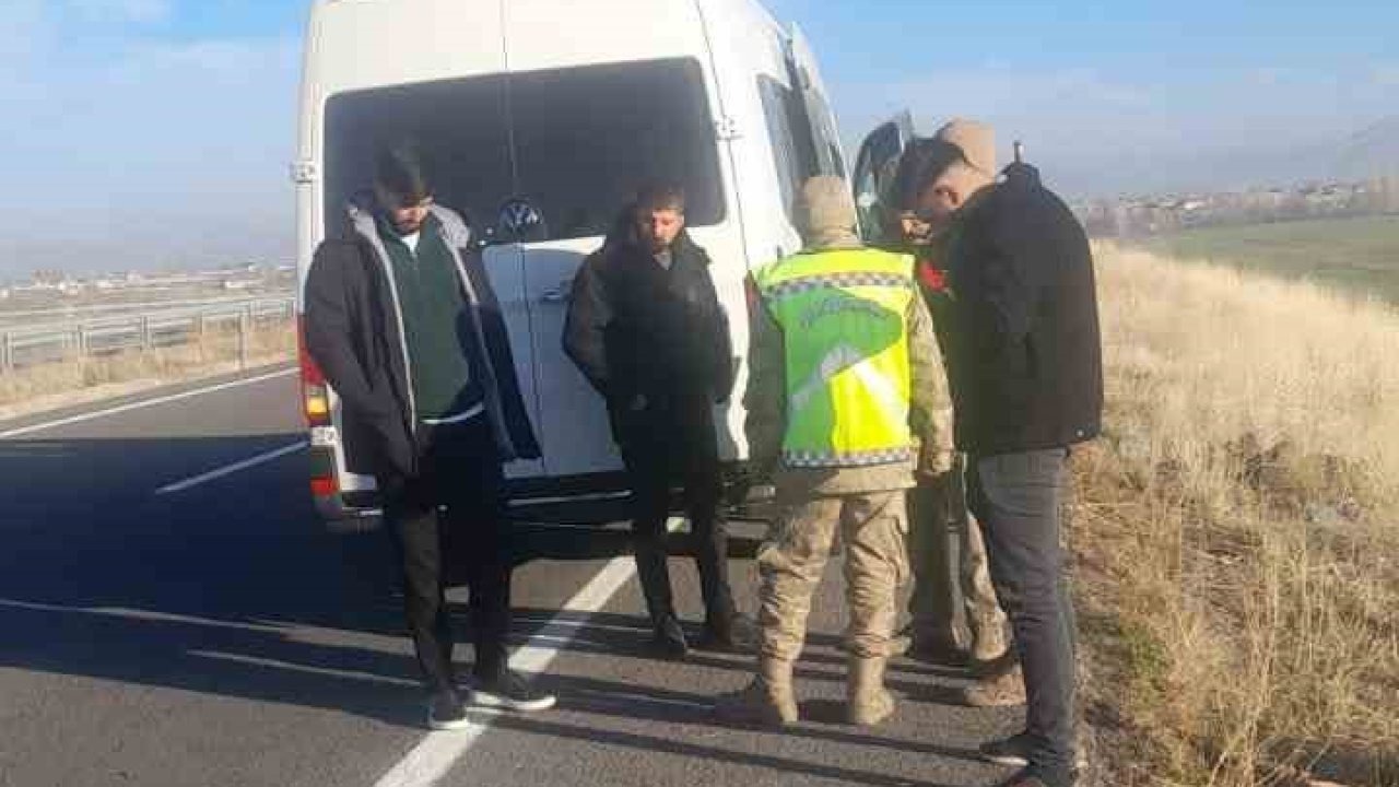 Tutak yolunda trafik kazası: Biri Ağır Üç Yaralı