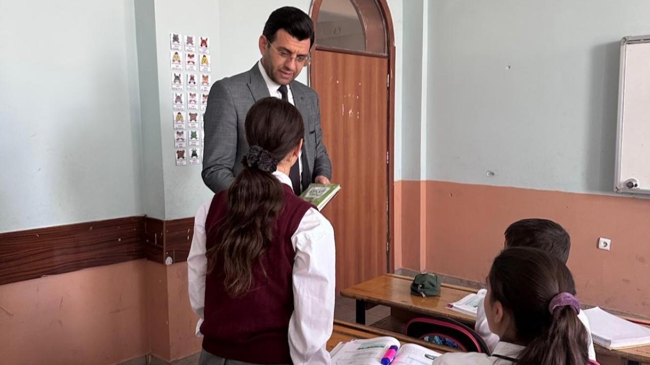 Tuzluca&#039;da &quot;Dersimi Seçiyorum, Kur’an’ımı Alıyorum&quot; Projesiyle Kur&#039;an Dağıtıldı