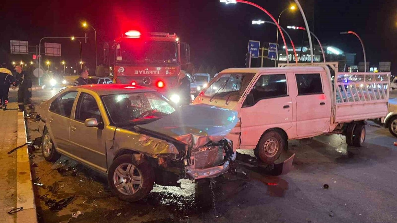 Üç araç kavşakta çarpıştı: 1 yaralı