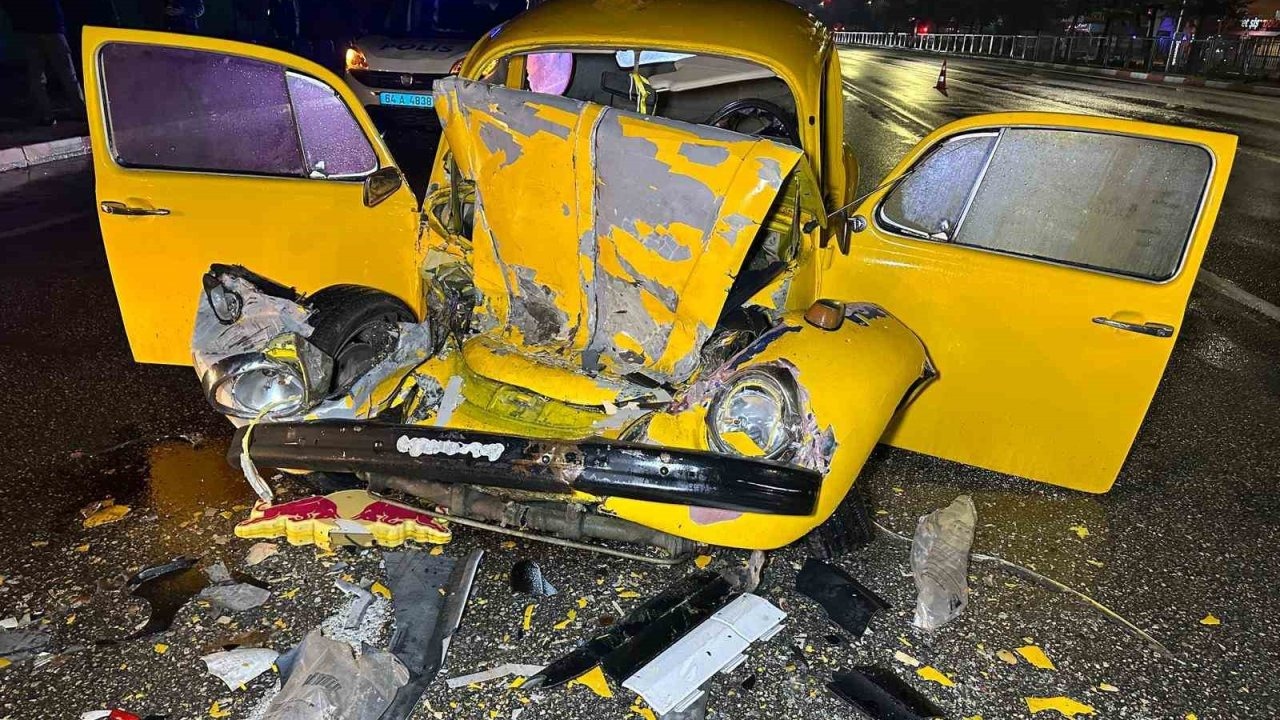 Uşak&#039;ta Otobüs ile Otomobil Çarpıştı: 1&#039;i Ağır 3 Yaralı