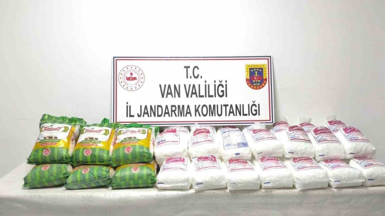 Van Başkale&#039;de Kaçakçılık Operasyonu: 308 Parça Eşya ve 285 Kg Kaçak Gıda Ele Geçirildi