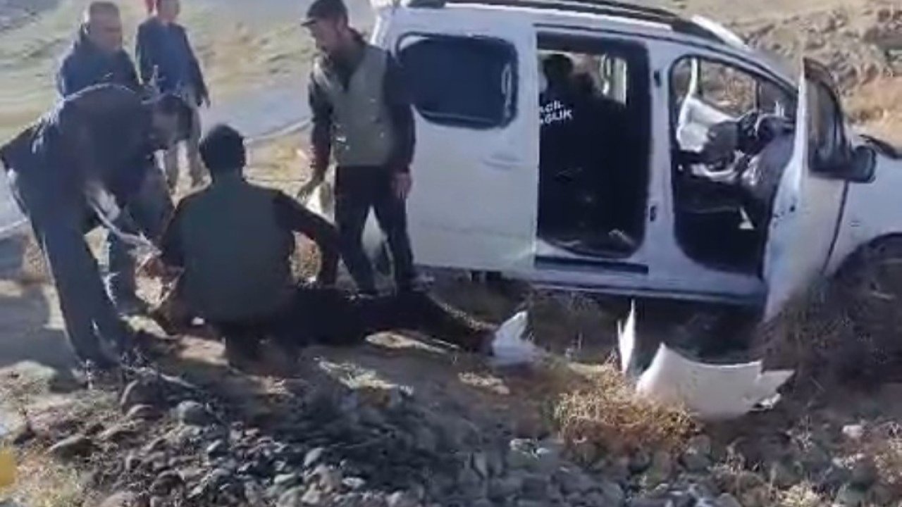 Van Başkale’de Kamyonet Şarampole Yuvarlandı: Aynı Aileden 4 Kişi Yaralandı