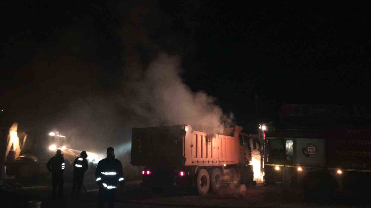 Van Başkale’de Samanlık Yangını Söndürüldü