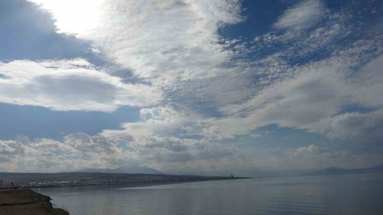 Van Gökyüzü Gün Boyu Görsel Şölen Sundu: Bulutların Dansı ve Kızıl Gün Batımı