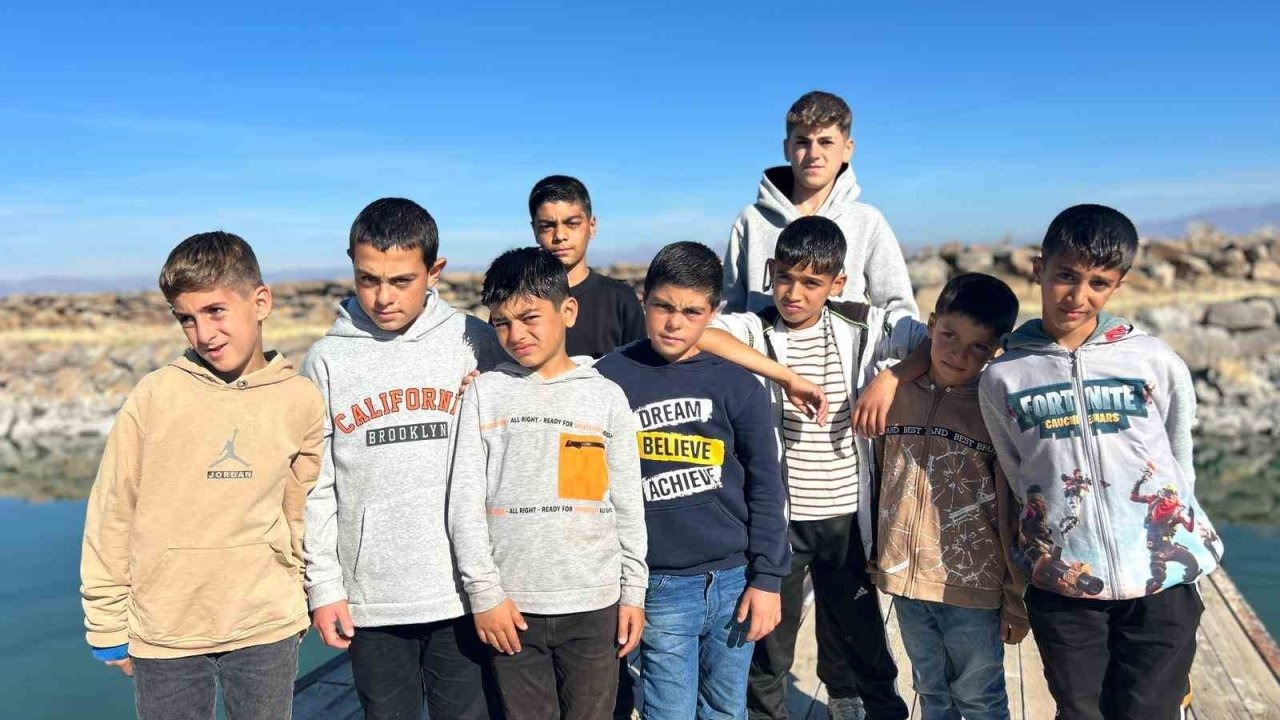 Van Gölü’nün &quot;Sarı Saçlı Çocukları&quot; Kışla Birlikte Doğal Tonlarına Döndü