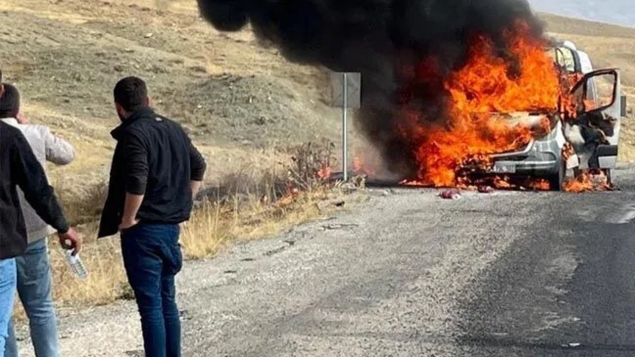 Van-Hakkari Karayolu&#039;nda Yolcu Minibüsü Yandı: Facia Ucuz Atlatıldı!