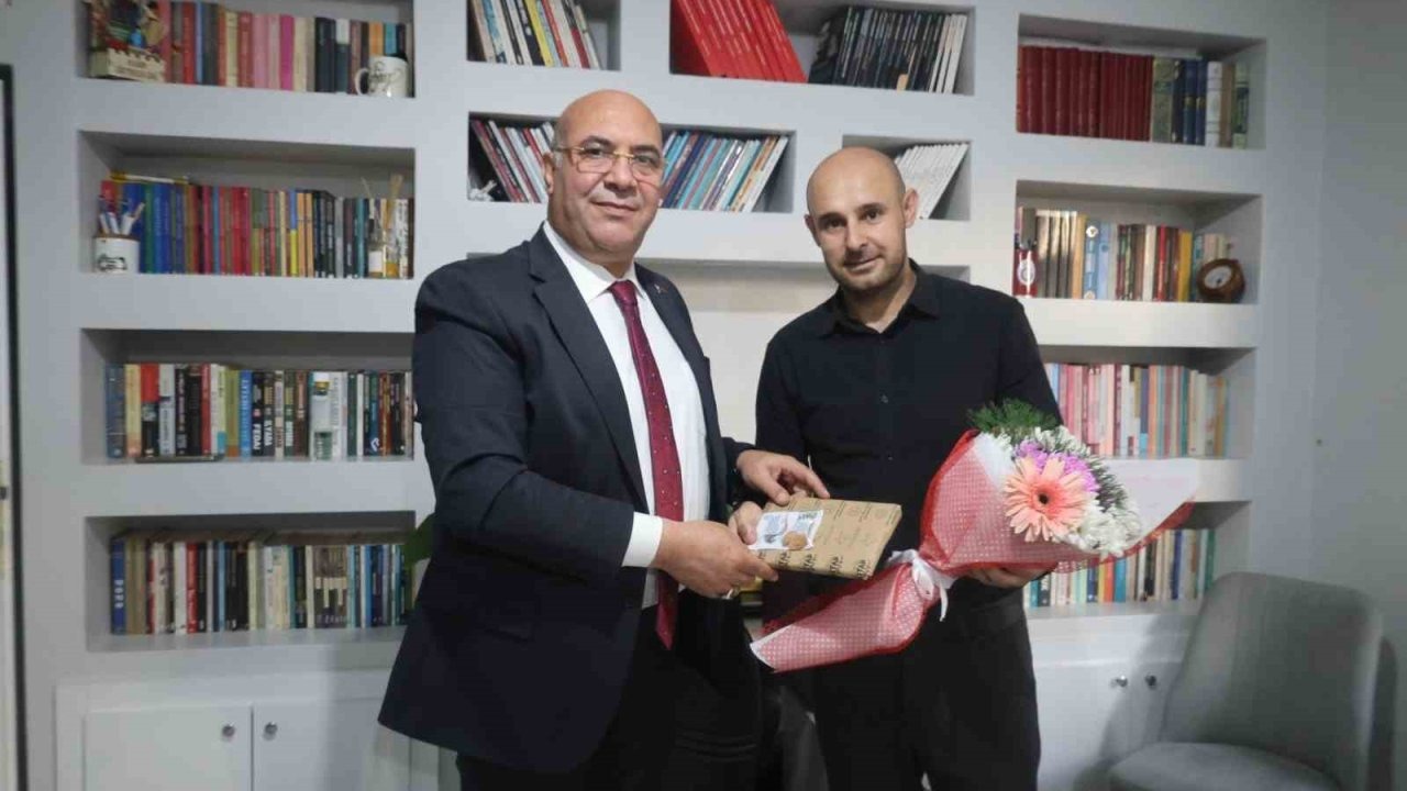 Van İl Milli Eğitim Müdürü Aras, Bıçaklı Saldırıda Yaralanan Öğretmeni Ziyaret Etti