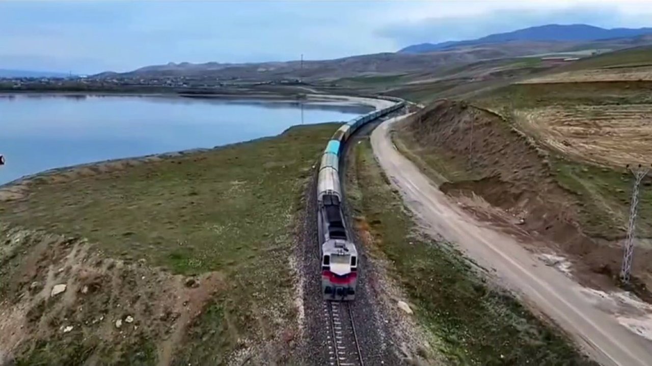 Van-İran Treni Erçek Gölü Kıyısında Kartpostallık Manzaralar Oluşturuyor