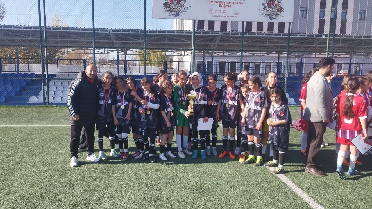 Van Okul Sporları Yıldız Kızlar Futbol Şampiyonu Özalp YBO Oldu