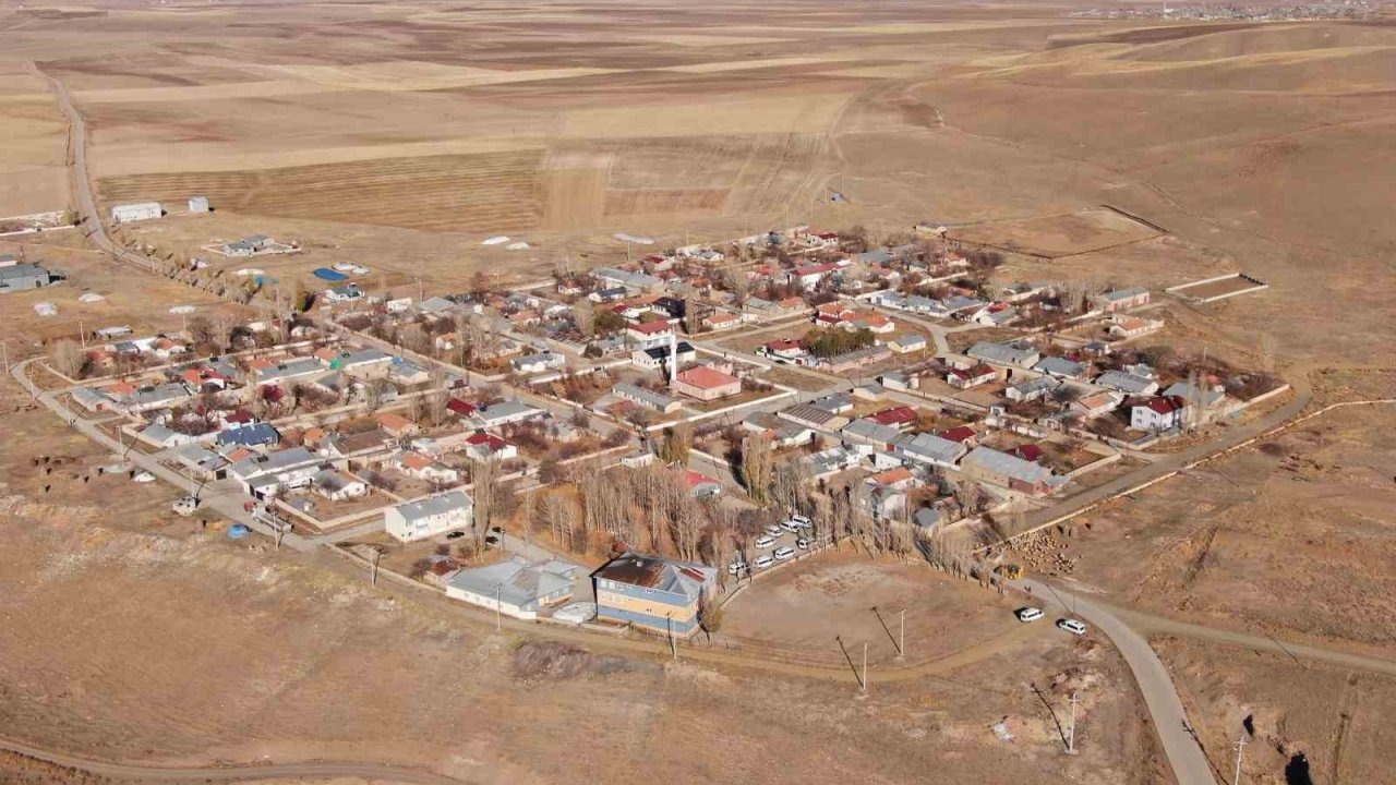 Van Özalp&#039;te Karadeniz Köyü Estetiği: Sonbahar Renkleriyle Kartpostallık Manzara