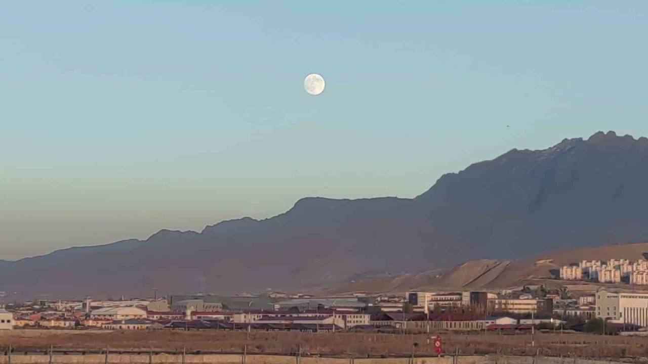 Van Semalarında Büyüleyici Manzara: Gün Batımı ve Ayın Yükselişi Aynı Anda Yaşandı