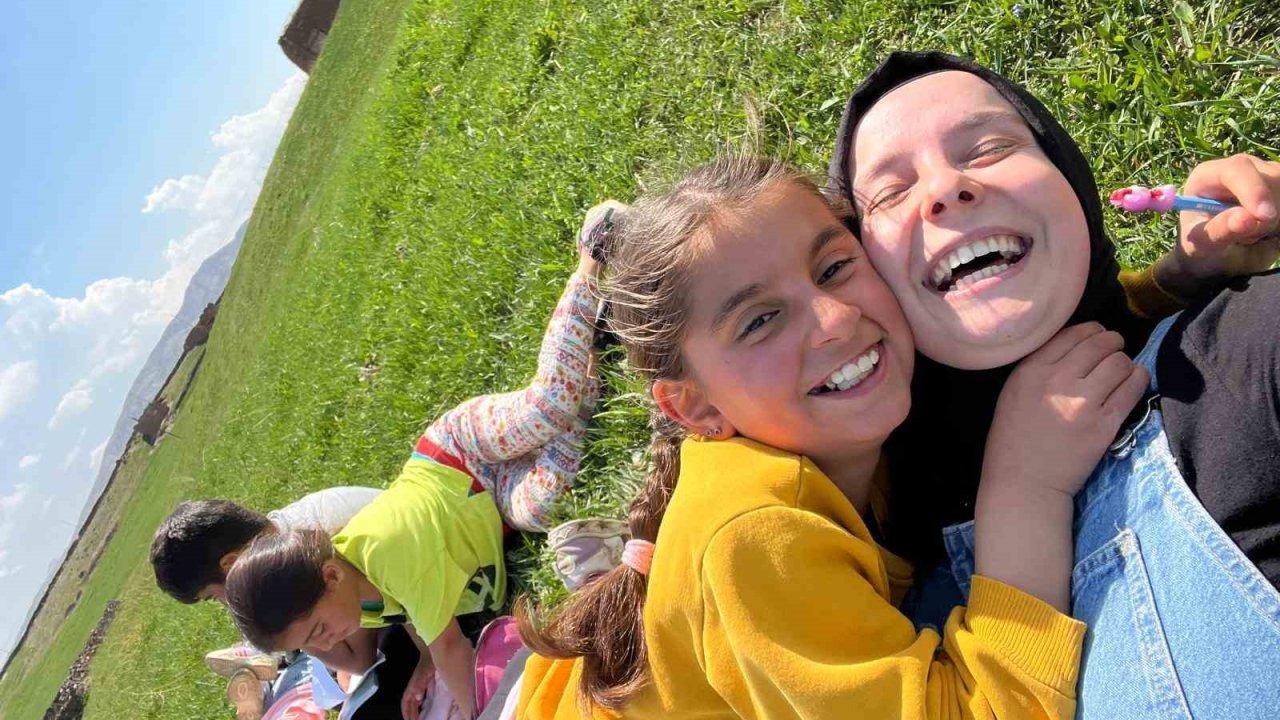 Van Semalarında Büyüleyici Manzara: Gün Batımı ve Hilal Işığı Birleşti