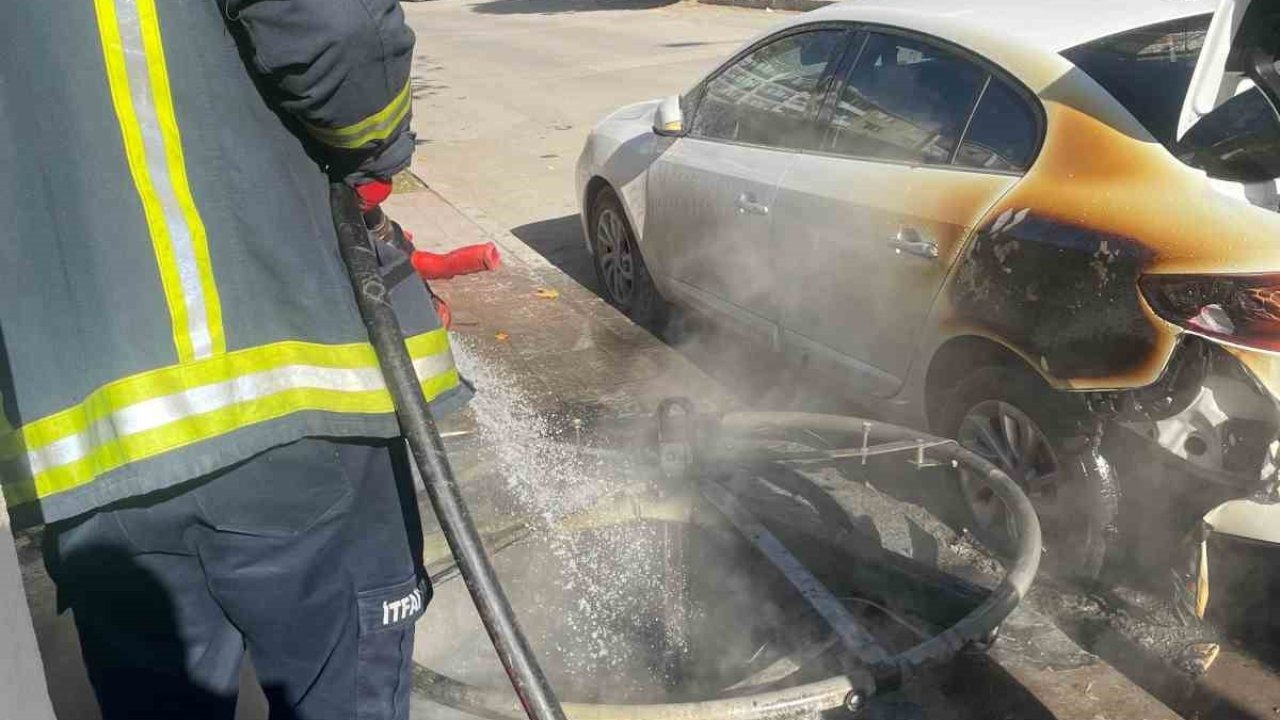 Van’da Çöp Konteynerindeki Yangın Otomobile Sıçradı