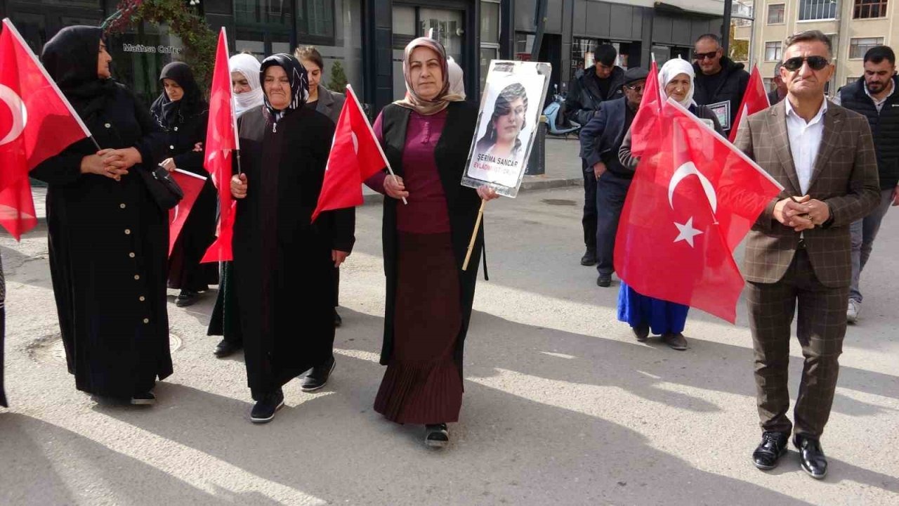 Van&#039;da Evlat Nöbeti 112. Haftasında Sürüyor: Aileler Slogansız Eylem Yaptı