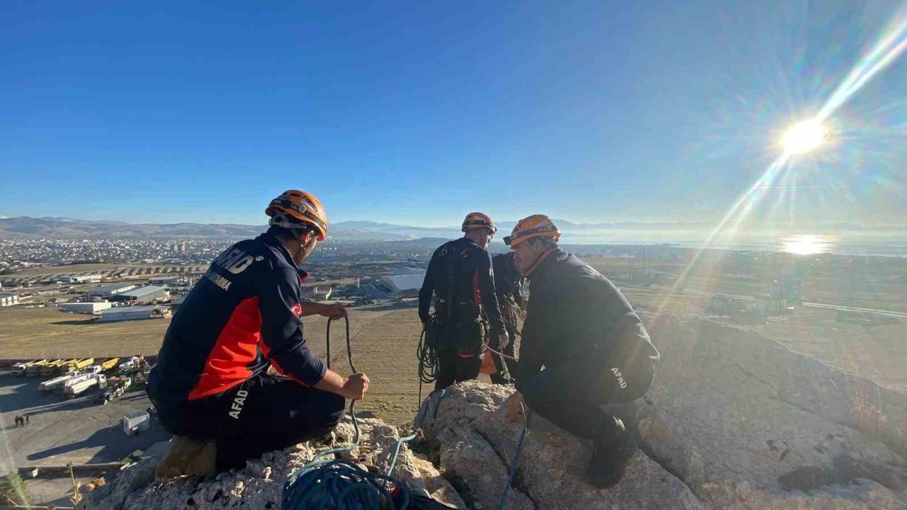 Van’da Kritik Kurtarma Operasyonu: Kayalıklarda Mahsur Kalan Şahıs 3.5 Saatte İndirildi!
