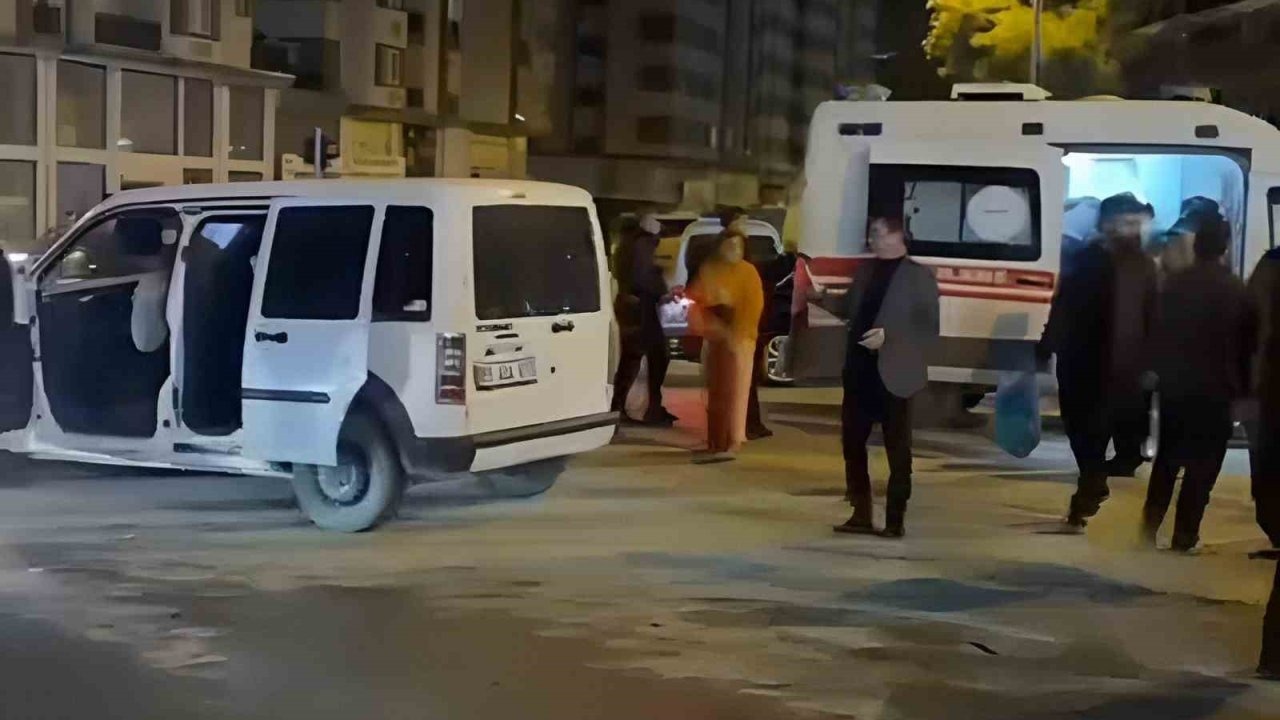 Van&#039;da Trafik Kazası: Minibüs ve Kamyonet Çarpıştı, 3 Kişi Yaralandı