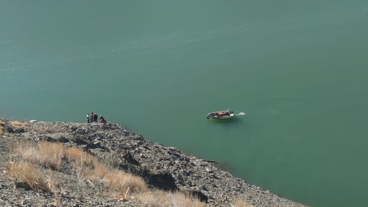 Van&#039;da Zernek Barajı&#039;na Araç Uçtu İhbarı Üzerine Arama Kurtarma Çalışması Başlatıldı