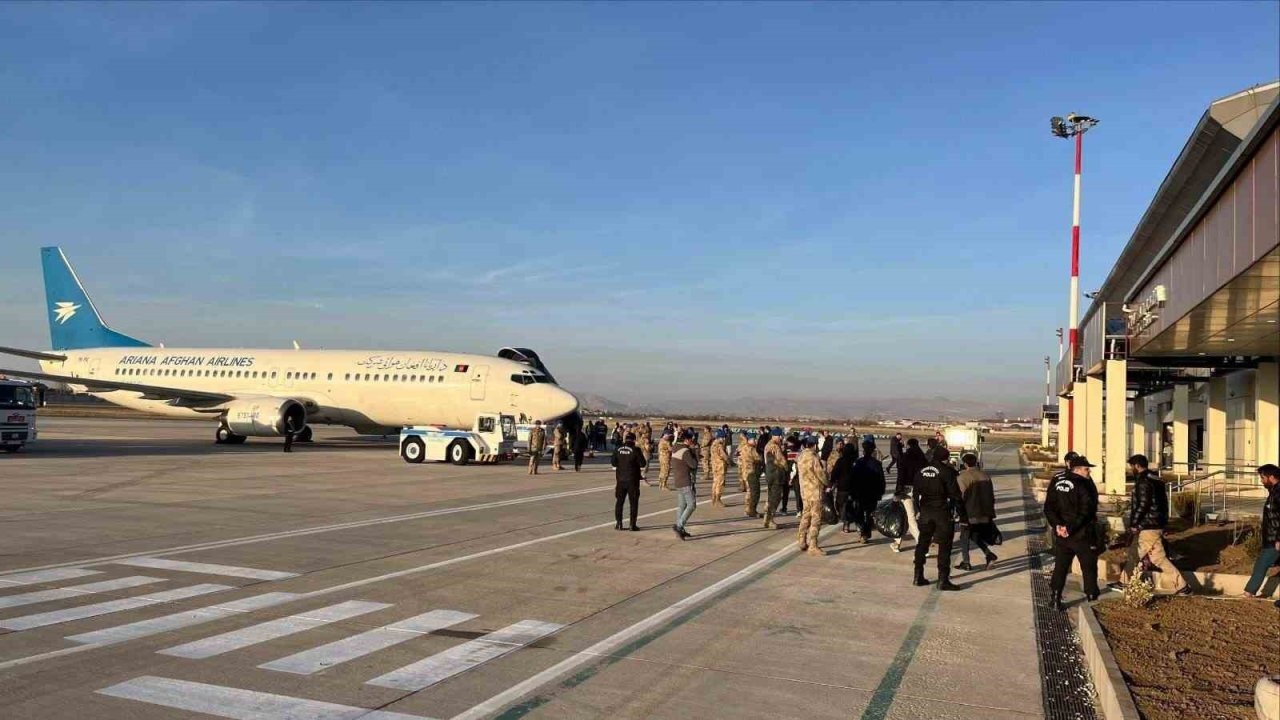 Van&#039;dan 300 Afganistan Uyruklu Düzensiz Göçmen Sınır Dışı Edildi