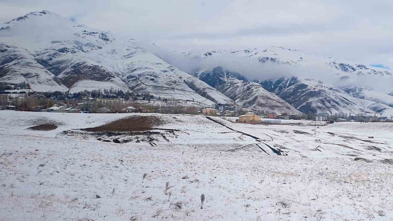 Van&#039;ın Başkale İlçesi Kar Yağışıyla Beyaza Büründü