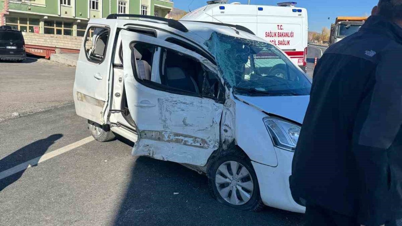 Van&#039;ın Muradiye İlçesi&#039;nde Trafik Kazası: 3 Yaralı