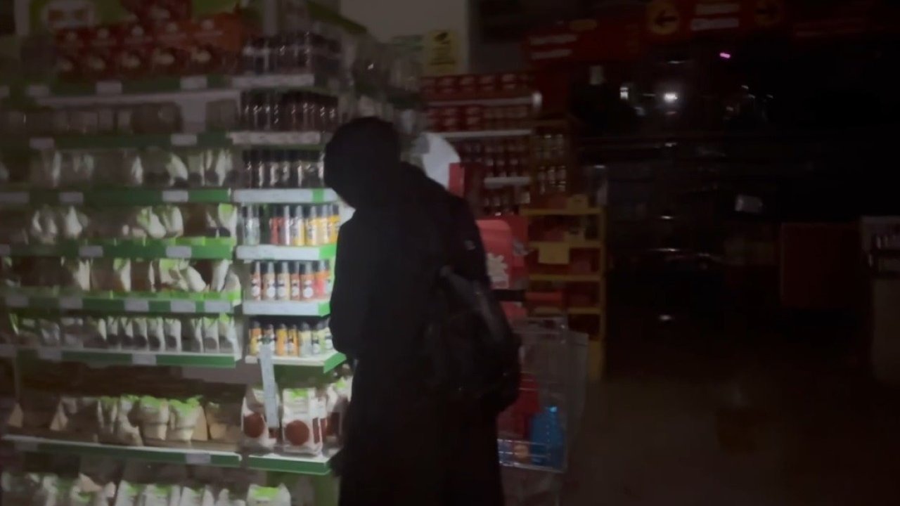 Vatandaşlar marketlerde cep telefonu ışığıyla alışveriş yaptı