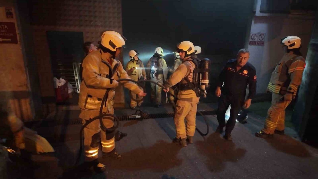 Vatandaşların İhbarı Büyük Bir Faciayı Önledi: Çekmeköy&#039;de Fabrika Yangını!