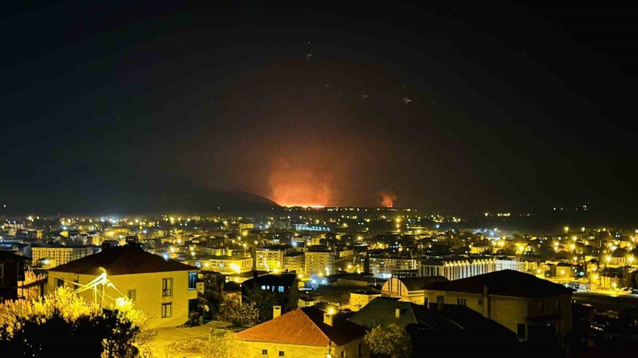 Yüksekova Nehil Sazlığı&#039;nda Korkutan Yangın: Ekipler Zorlu Şartlarda Müdahale Ediyor