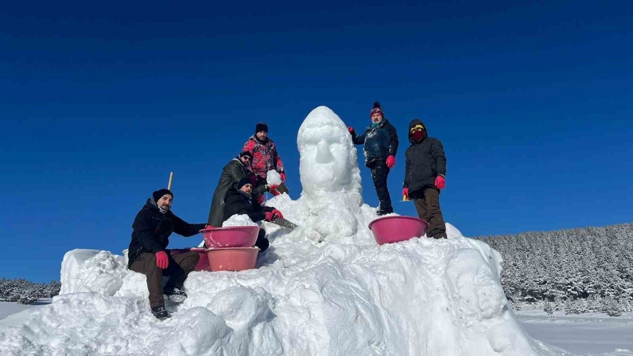 111. Yıl Gururu: Sarıkamış Şehitleri Kardan Heykellerle Anılıyor