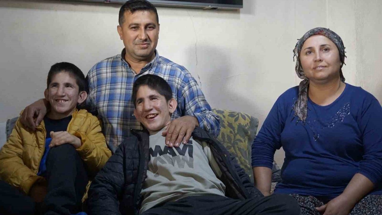 13 yaşındaki ikizler Kromozom 4q Delesyon Sendromu ile mücadele ediyor
