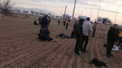 Kamyonet ile midibüs çarpıştı: 17 yaralı