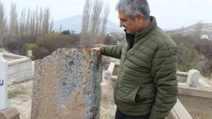 Mezarlıktaki esrarengiz taş