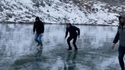 Artvinli gençler buz tutan Karagöl’de taş atıp test ettiler, sonra eğlendiler