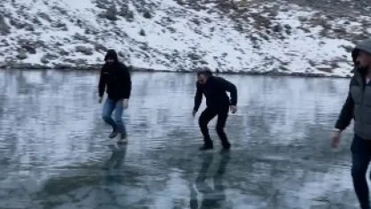 Artvinli gençler buz tutan Karagöl’de taş atıp test ettiler, sonra eğlendiler
