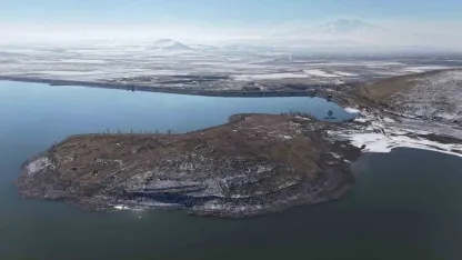 Patnos barajında kış güzelliği; Mavi ve beyazın buluşması
