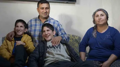 13 yaşındaki ikizler Kromozom 4q Delesyon Sendromu ile mücadele ediyor